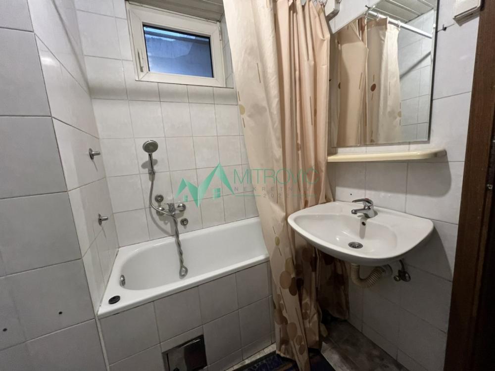 Slika 3 - Prodaje se kompletno namešten stan na odličnoj lokaciji u Banatiću. (Šifra: 1004588) 