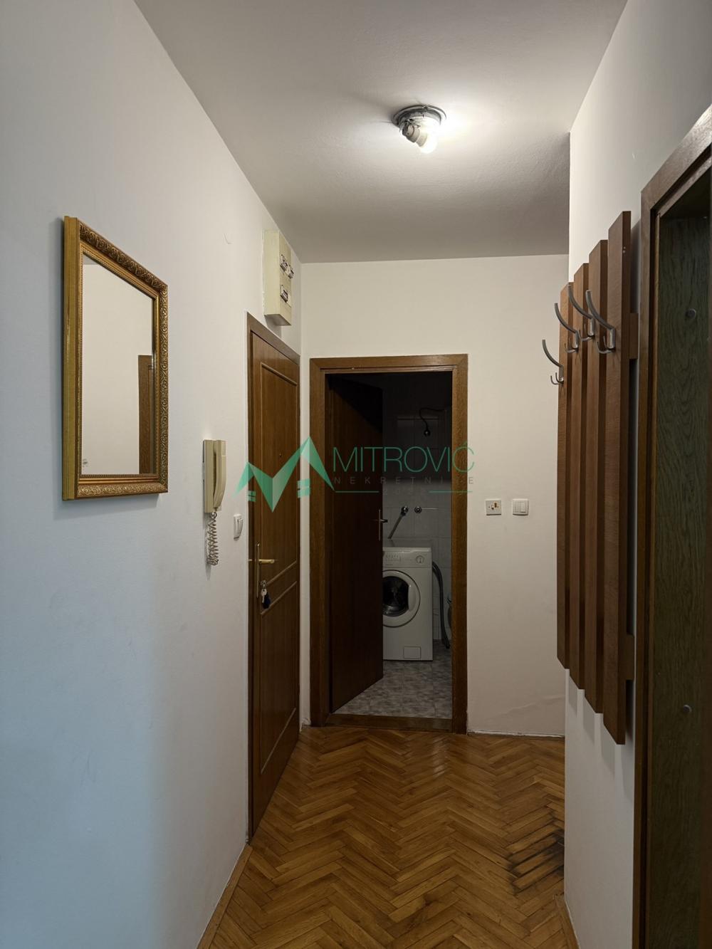Slika 2 - Prodaje se kompletno namešten stan na odličnoj lokaciji u Banatiću. (Šifra: 1004588) 