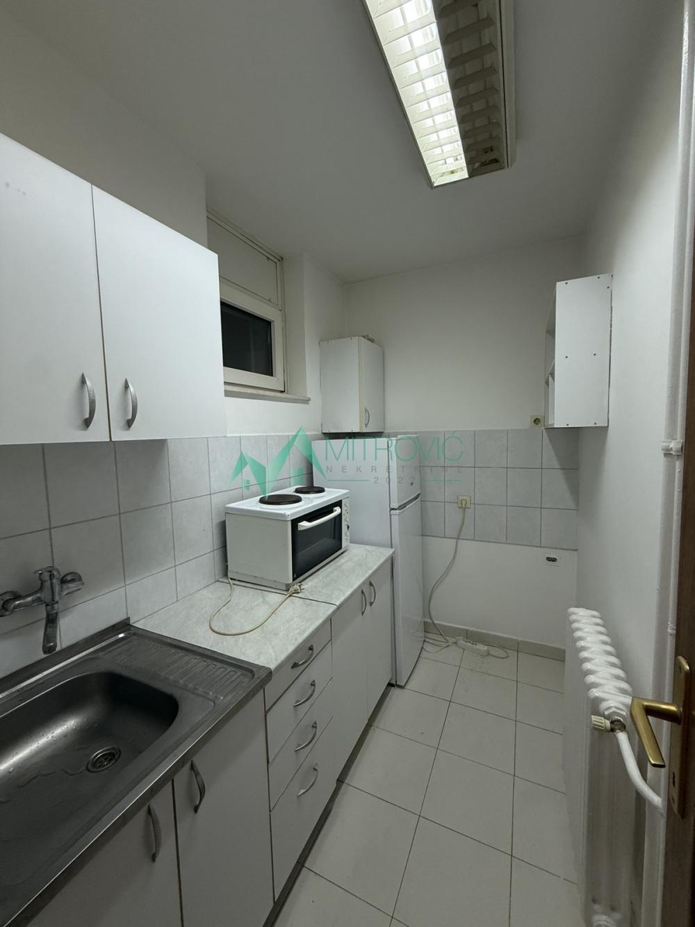 Slika 1 - Prodaje se kompletno namešten stan na odličnoj lokaciji u Banatiću. (Šifra: 1004588) 
