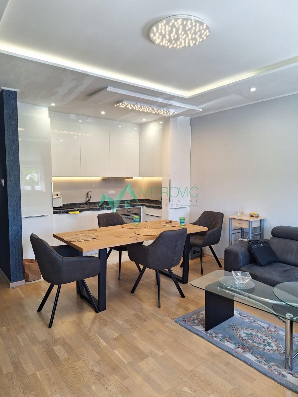 Slika 2 - Ekskluzivan, kompletno namešten trosoban stan 74 m² – Kamenjar, I sprat, parking 