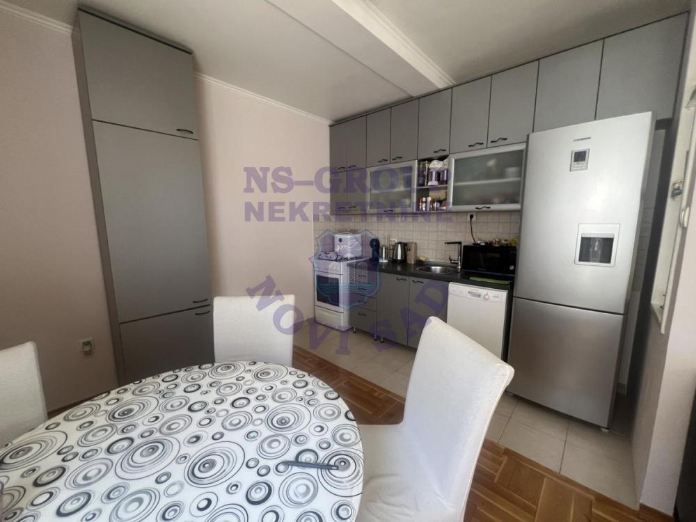 Slika 3 - Četvorosoban, 85m2, Socijalno Novi Sad, sa terasom, ima lift