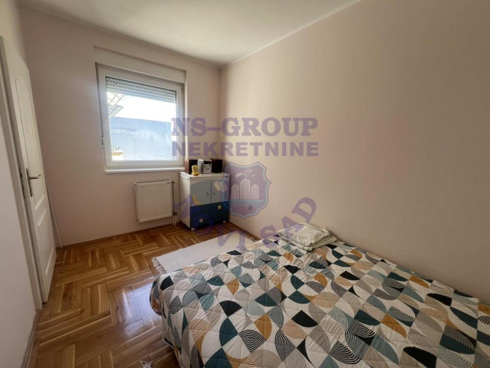 Slika 5 - Četvorosoban, 85m2, Socijalno Novi Sad, sa terasom, ima lift