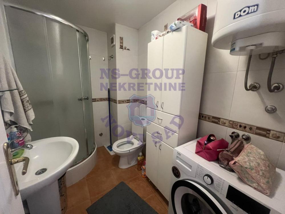 Slika 10 - Četvorosoban, 85m2, Socijalno Novi Sad, sa terasom, ima lift