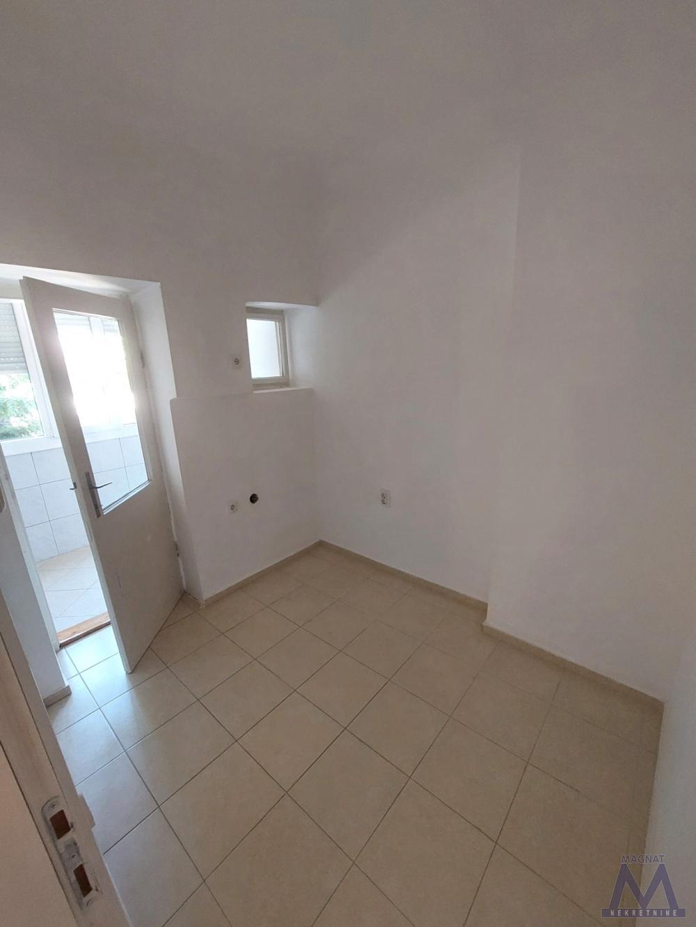 Slika 4 - Stan,NOVI SAD,KEJ,kv: 44, € 123600, ID: 1019433