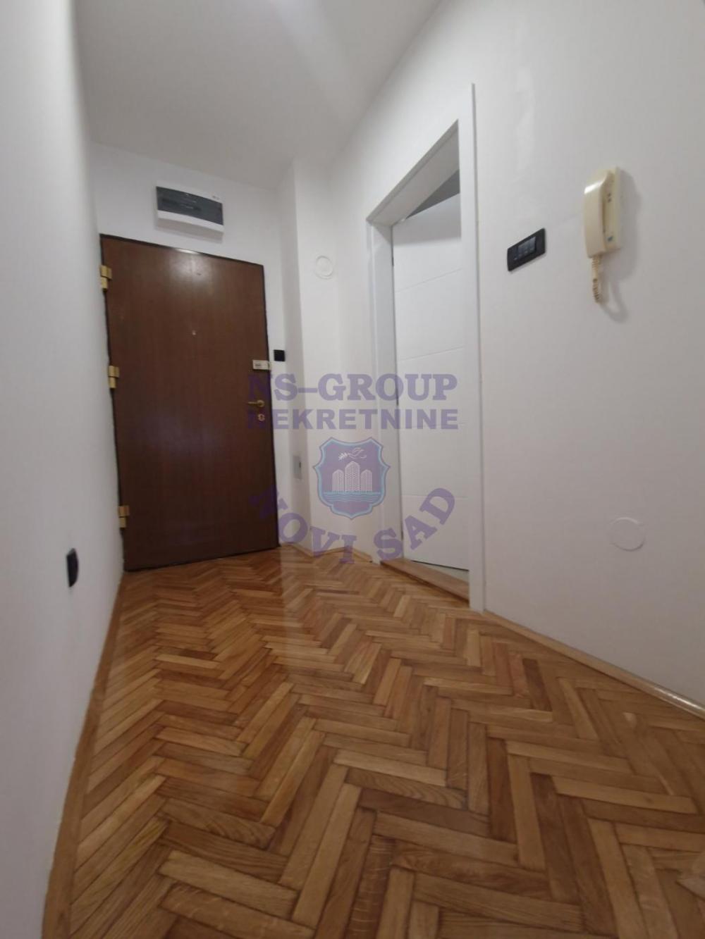 Slika 3 - Odlična garsonjera na Bulevaru! 