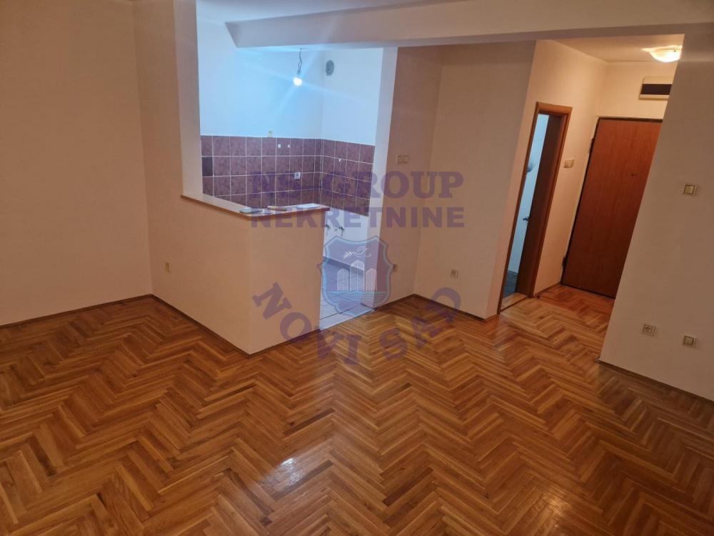 Slika 1 - Jednoiposoban, 41m2, Nova Detelinara Novi Sad, sa terasom, ima lift