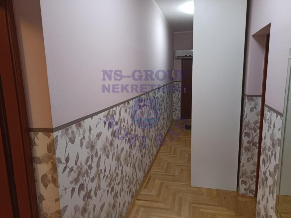 Slika 5 - Jednoiposoban, 42m2, Nova Detelinara Novi Sad, ima lift