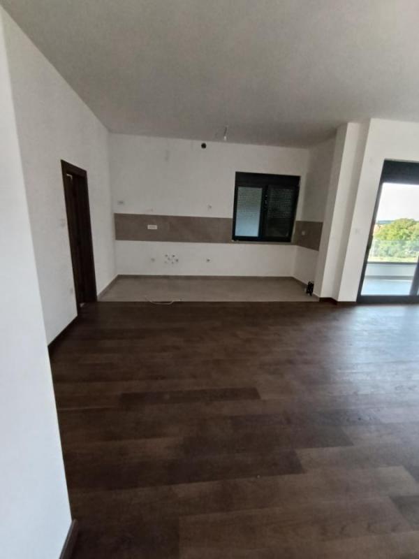 Slika 2 - Tri stana 125m, 140m, 154m celq zgrada Sr Kamenica- Popovica