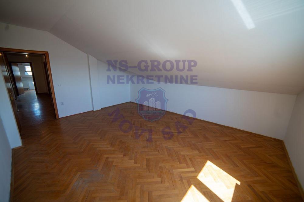 Slika 4 - Na prodaju dvoiposoban u centru Novog Sada