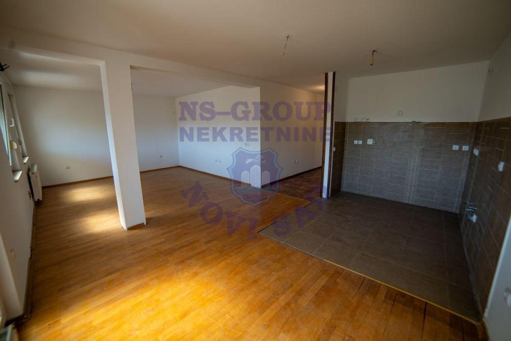 Slika 9 - Na prodaju dvoiposoban u centru Novog Sada