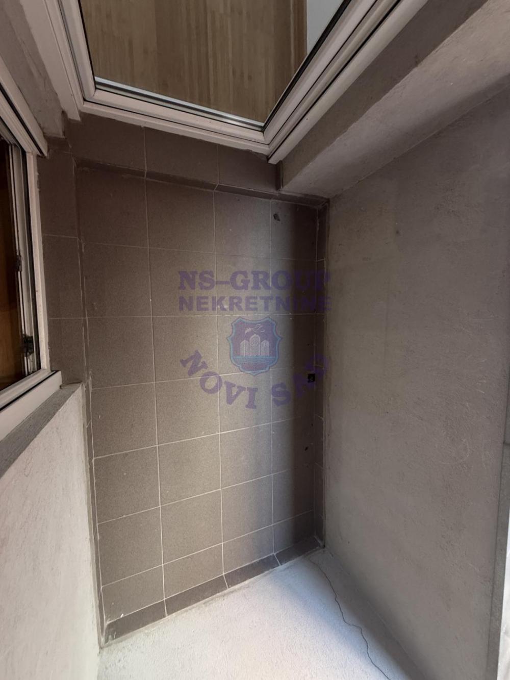 Slika 4 - Dvoiposoban, 54m2, Grbavica Novi Sad, sa terasom, ima lift