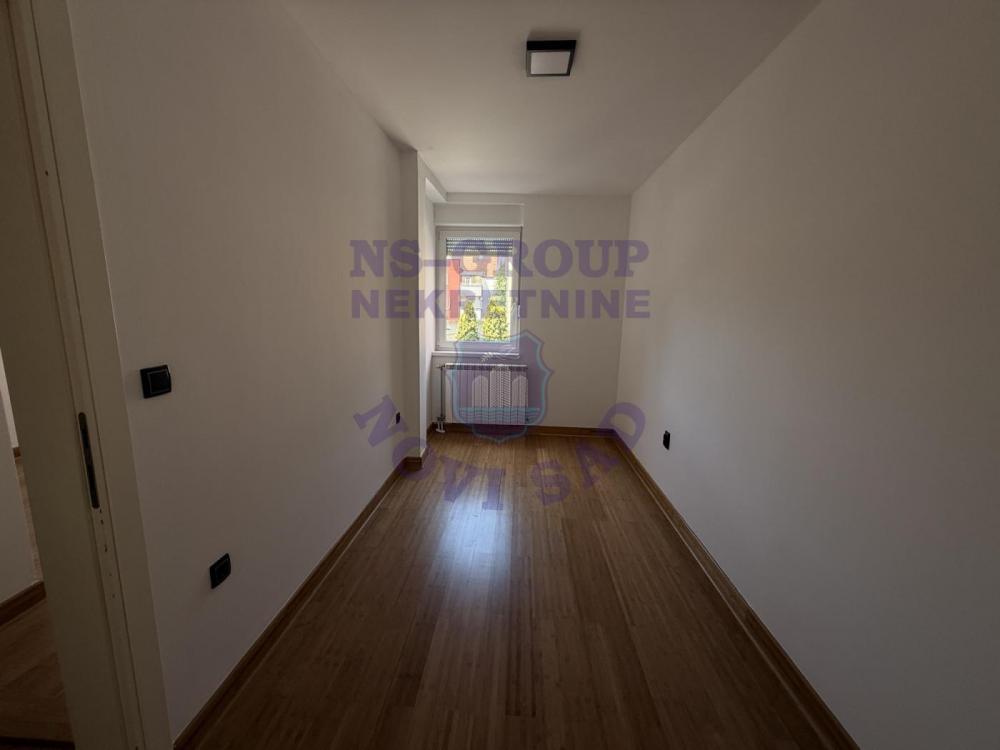 Slika 5 - Dvoiposoban, 54m2, Grbavica Novi Sad, sa terasom, ima lift