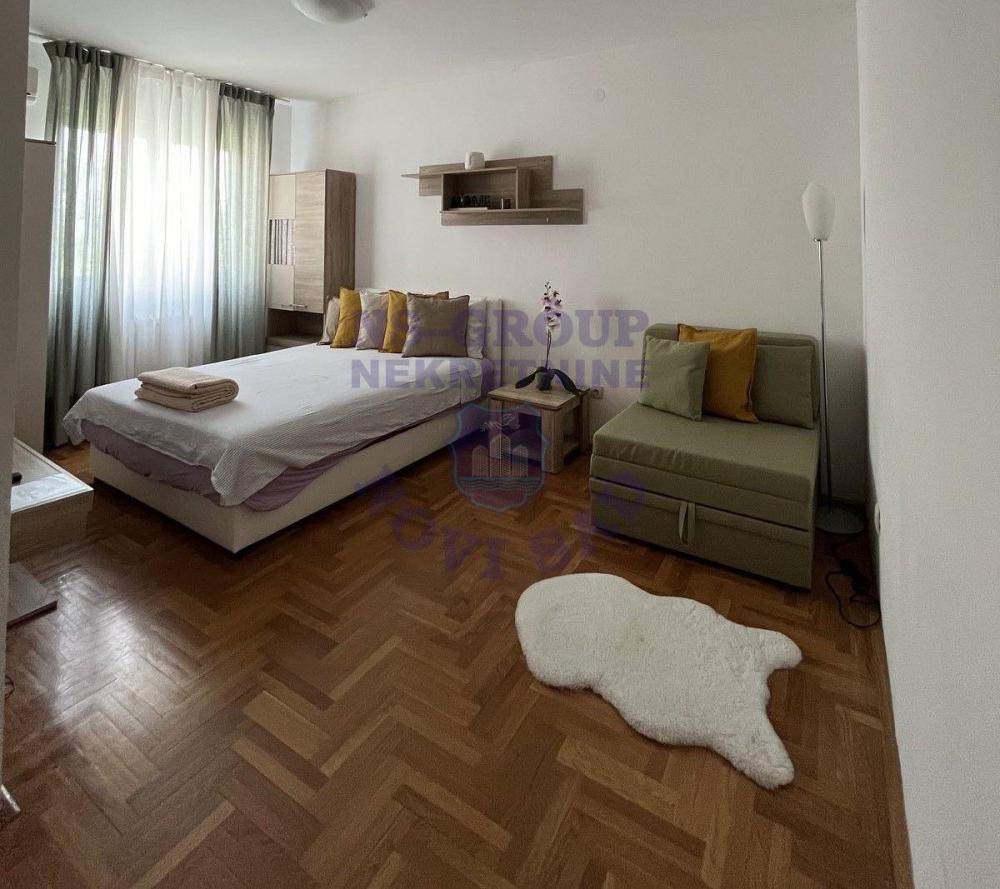 Slika 1 - Prodaja stana, 35m2, Telep Novi Sad, sa terasom, ima lift