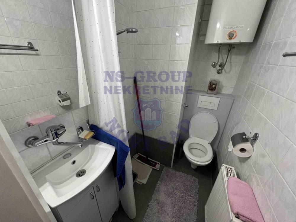 Slika 7 - Jednoiposoban, 26m2, Socijalno Novi Sad, ima lift