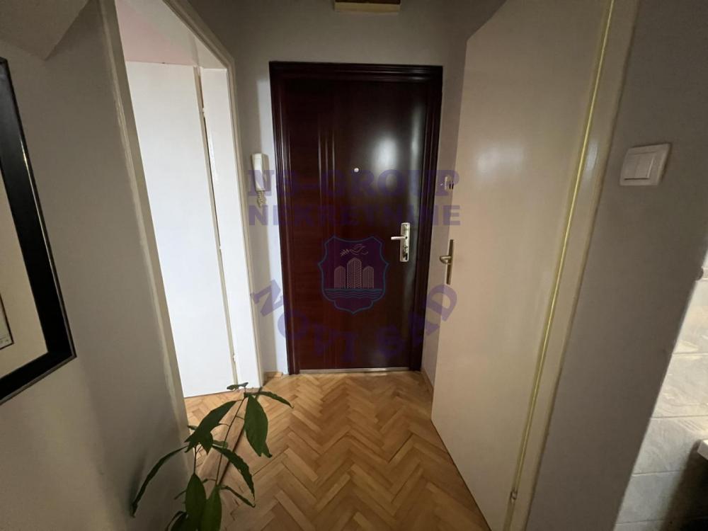 Slika 6 - Jednoiposoban, 26m2, Socijalno Novi Sad, ima lift