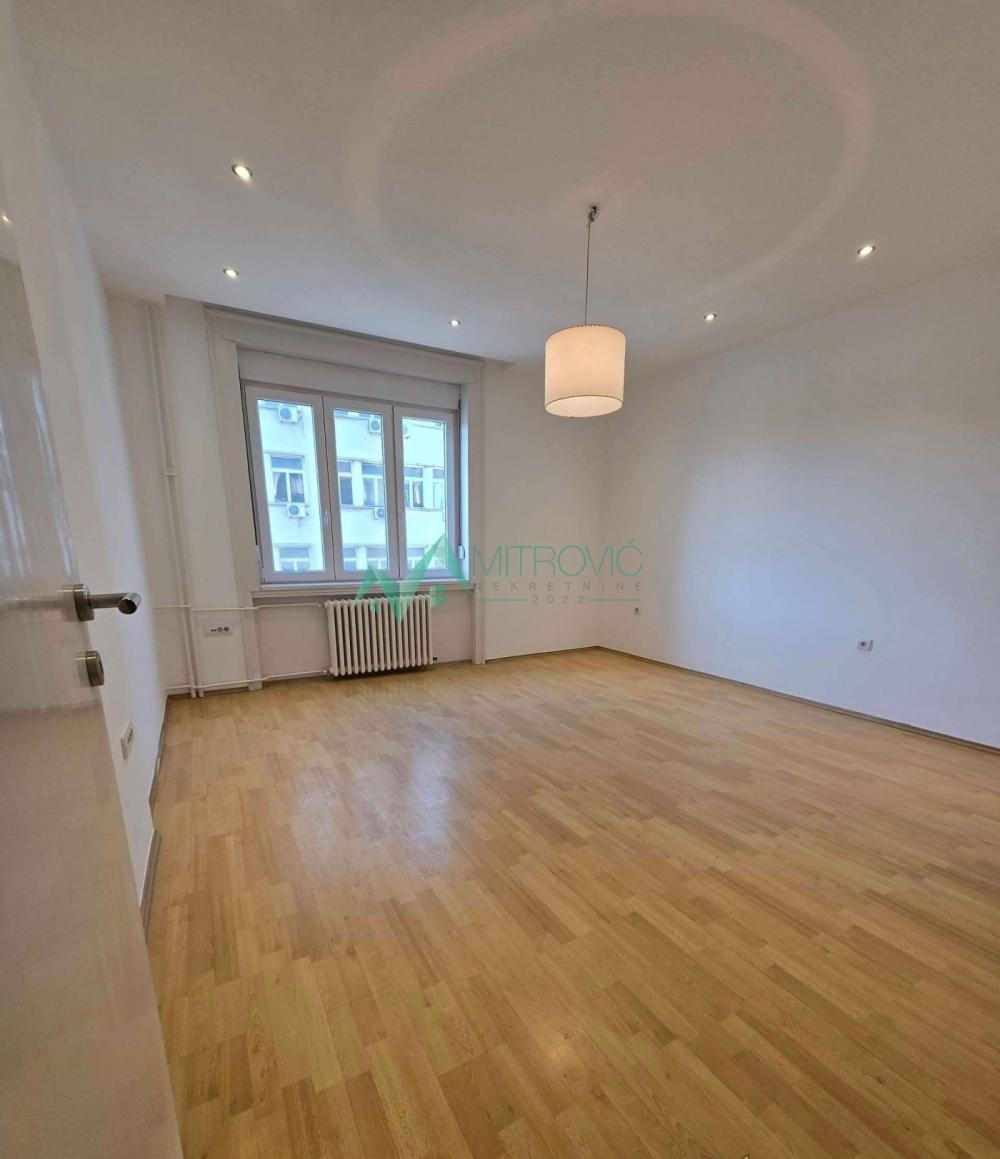 Slika 1 - **Stan sa pogledom na Petrovaradinsku tvrđavu – 112 m², kod Dunavskog parka** 