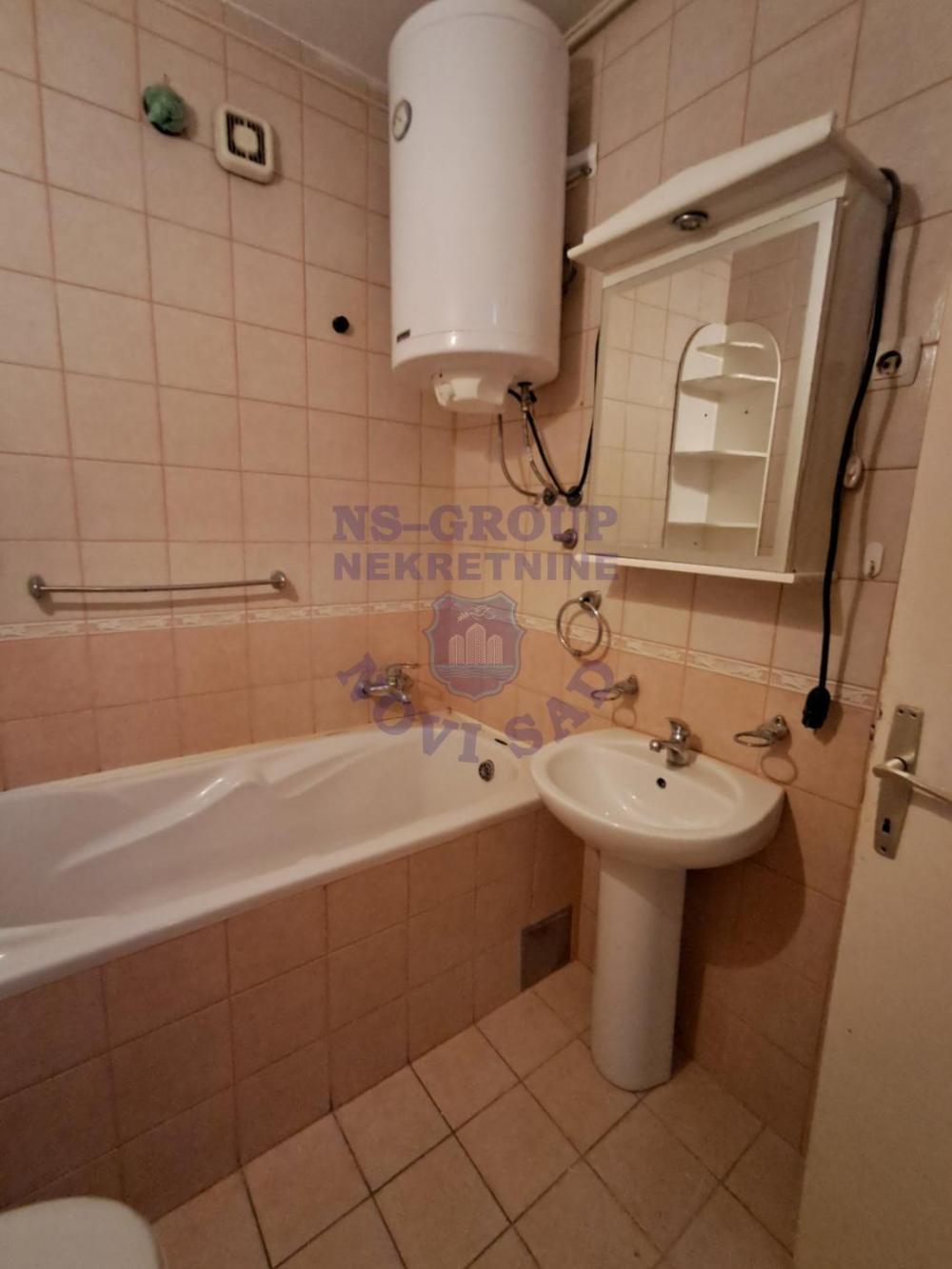 Slika 8 - Dvoiposoban, 69m2, Novo naselje Novi Sad, sa terasom