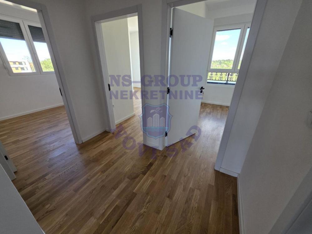 Slika 8 - Petosoban, 224m2, Petrovaradin Novi Sad
