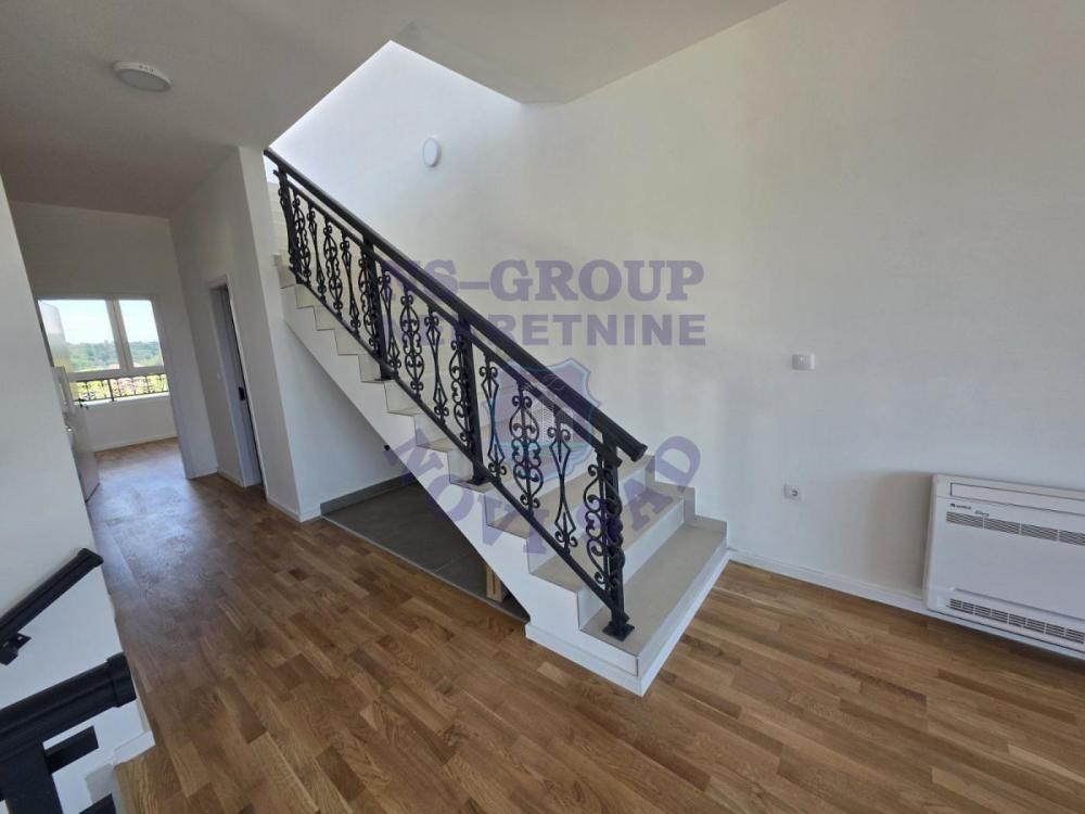 Slika 5 - Petosoban, 224m2, Petrovaradin Novi Sad