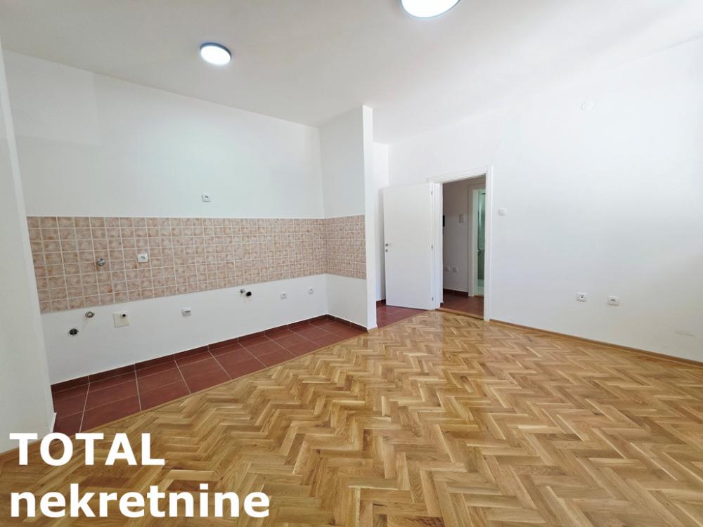 Slika 2 - Stan,NOVI SAD,GRBAVICA,kv: 29.00, € 106800, ID: 1103063