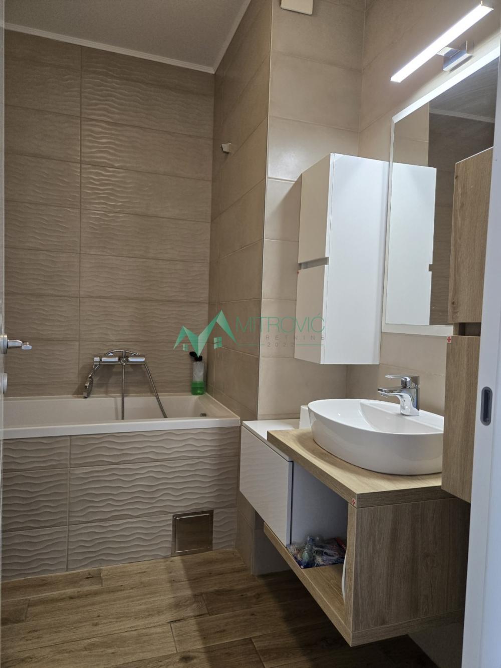 Slika 8 - PROSTRAN TROIPOSOBAN STAN NA SAJMIŠTU – 104 m² 