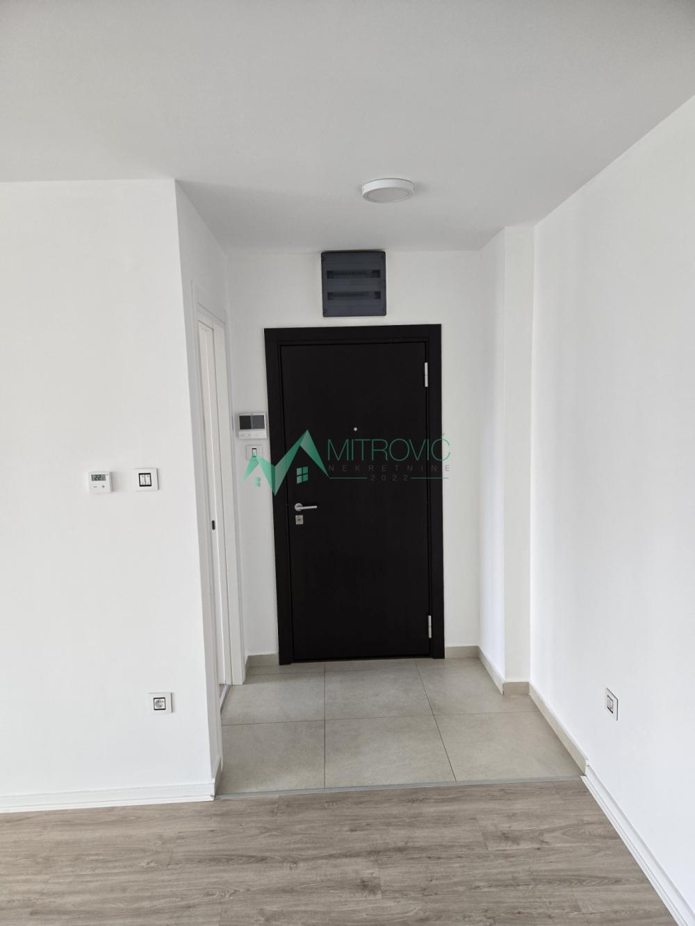 Slika 4 - PROSTRAN TROIPOSOBAN STAN NA SAJMIŠTU – 104 m² 
