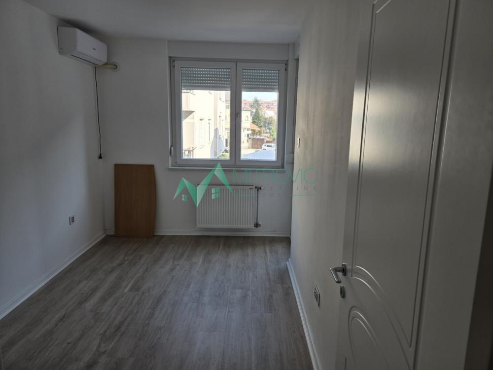 Slika 11 - PROSTRAN TROIPOSOBAN STAN NA SAJMIŠTU – 104 m² 
