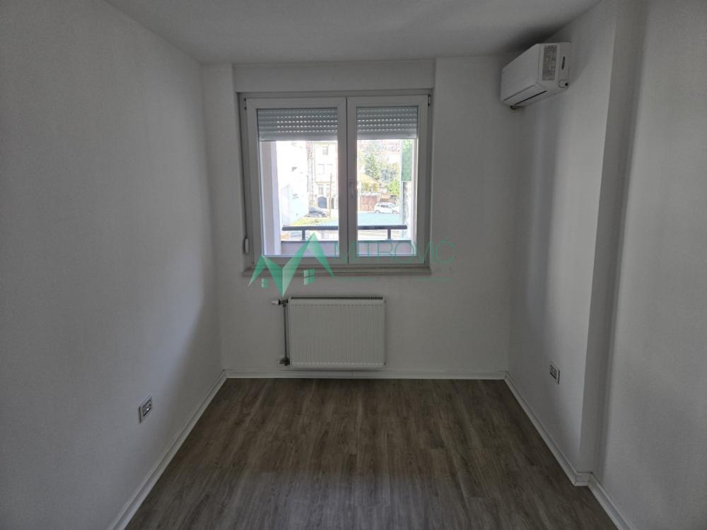 Slika 9 - PROSTRAN TROIPOSOBAN STAN NA SAJMIŠTU – 104 m² 