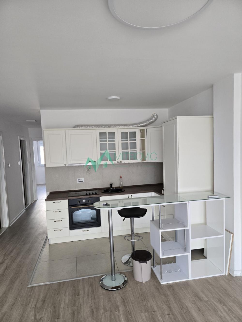 Slika 3 - PROSTRAN TROIPOSOBAN STAN NA SAJMIŠTU – 104 m² 