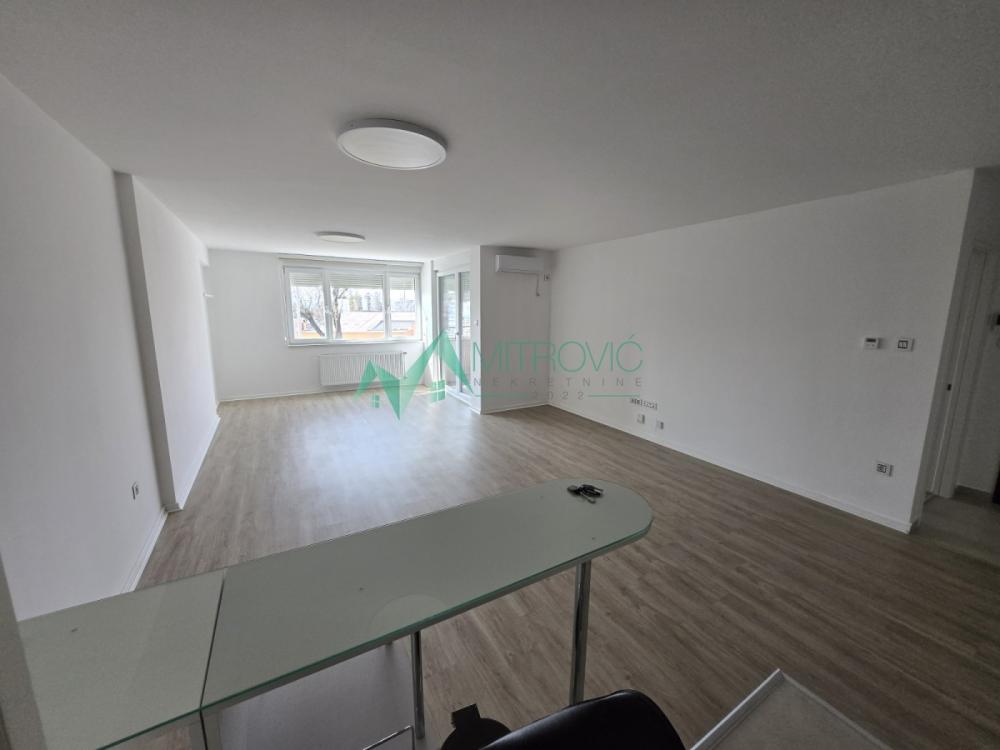Slika 1 - PROSTRAN TROIPOSOBAN STAN NA SAJMIŠTU – 104 m² 