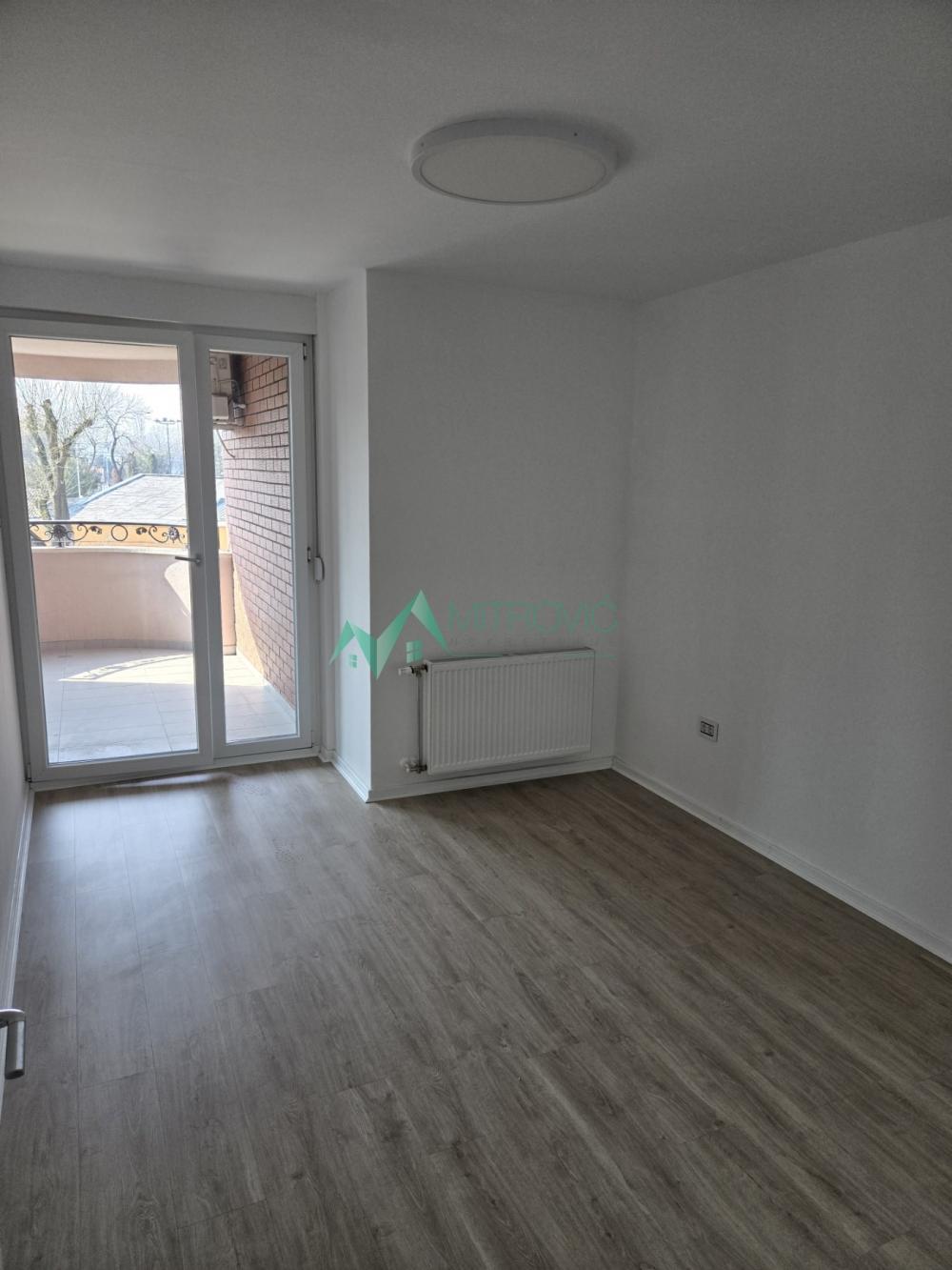 Slika 2 - PROSTRAN TROIPOSOBAN STAN NA SAJMIŠTU – 104 m² 