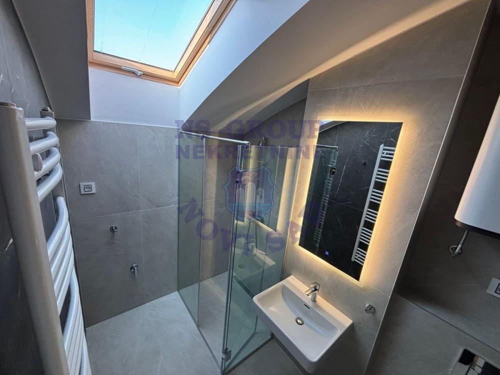 Slika 1 - Troiposoban, 109m2, Podbara Novi Sad, sa terasom, ima lift