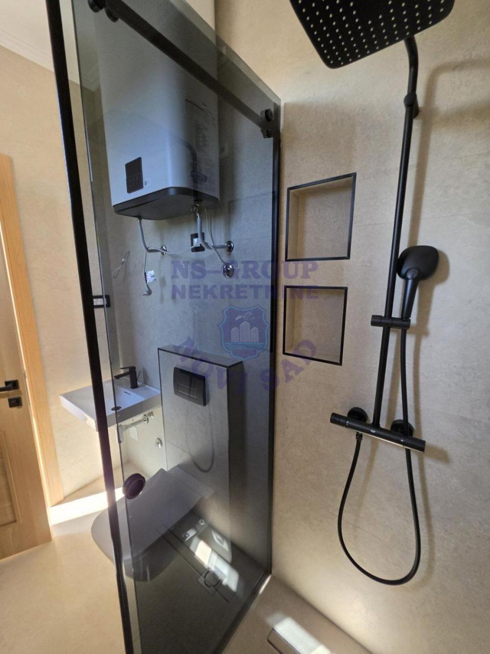 Slika 9 - Četvorosoban, 152m2, Sajmište Novi Sad, sa terasom, ima lift