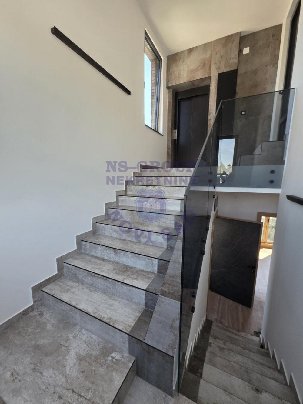 Slika 11 - Četvorosoban, 152m2, Sajmište Novi Sad, sa terasom, ima lift