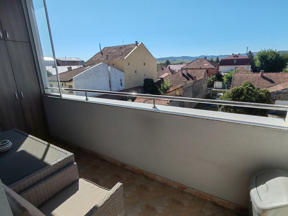Slika 3 - Stan,NOVI SAD,NOVI BULEVAR,kv: 81.00, € 216000, ID: 1059716