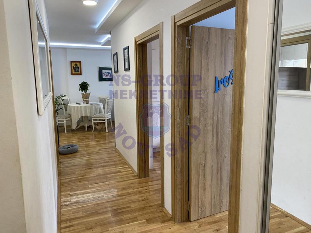 Slika 4 - Dvoiposoban, 57m2, Salajka (Partizanska ulica) Novi Sad, sa terasom, ima lift
