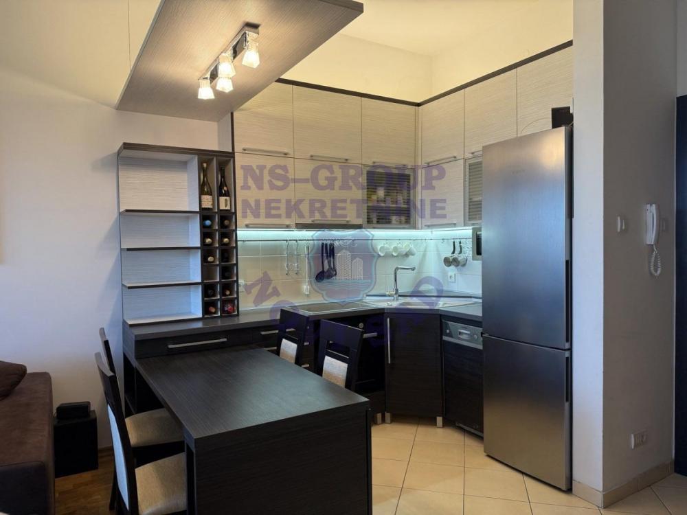 Slika 3 - Trosoban, 59m2, Bulevar oslobođenja Novi Sad, sa terasom, ima lift