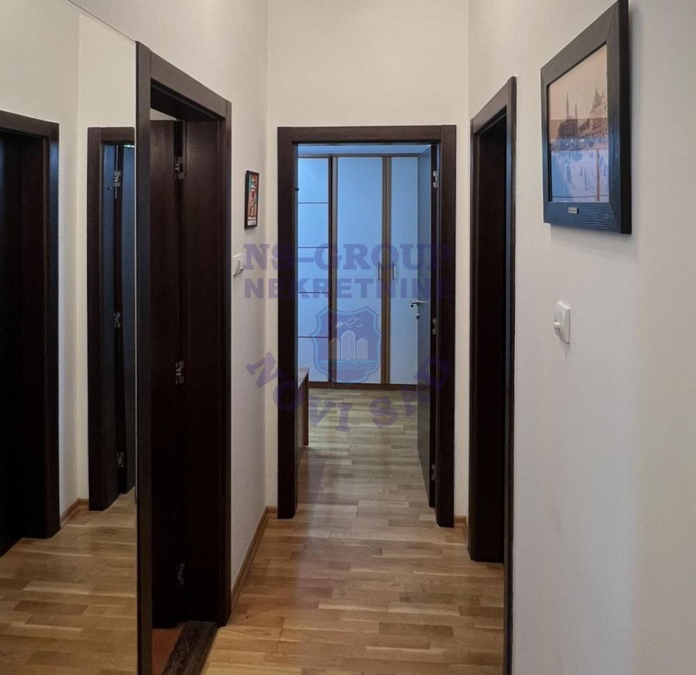 Slika 6 - Trosoban, 59m2, Bulevar oslobođenja Novi Sad, sa terasom, ima lift