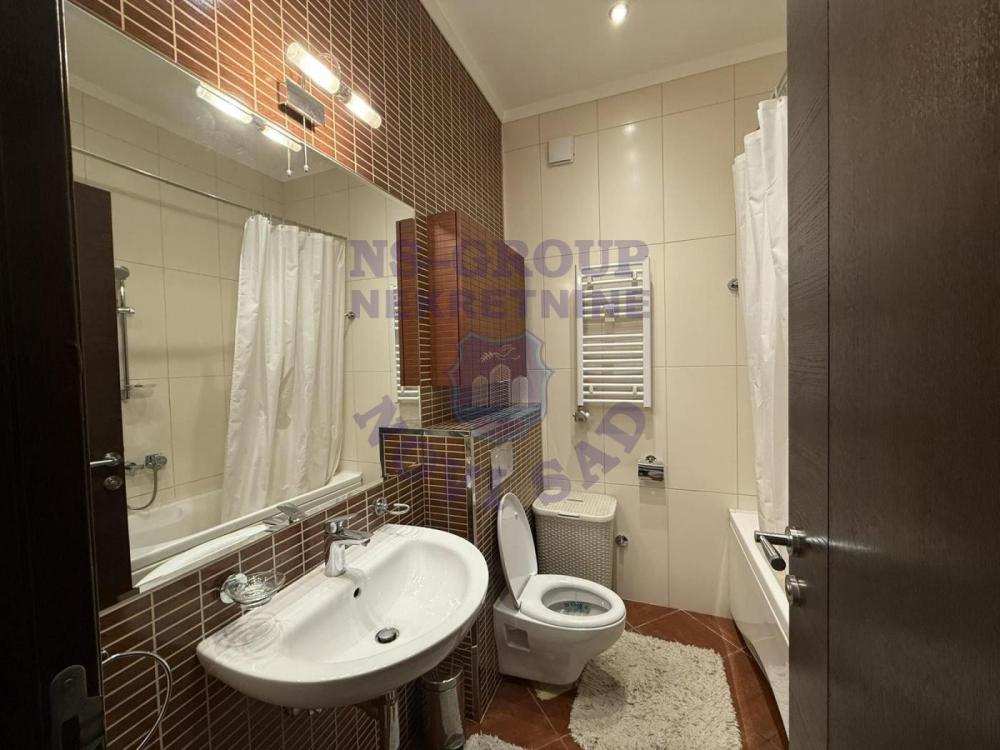 Slika 9 - Trosoban, 59m2, Bulevar oslobođenja Novi Sad, sa terasom, ima lift