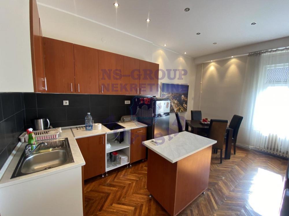 Slika 3 - Fantastican salonski stan u centru grada!