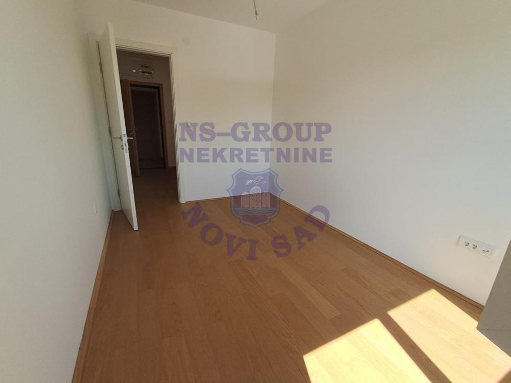 Slika 2 - Trosoban, 62m2, Salajka (Partizanska ulica) Novi Sad, sa terasom, ima lift