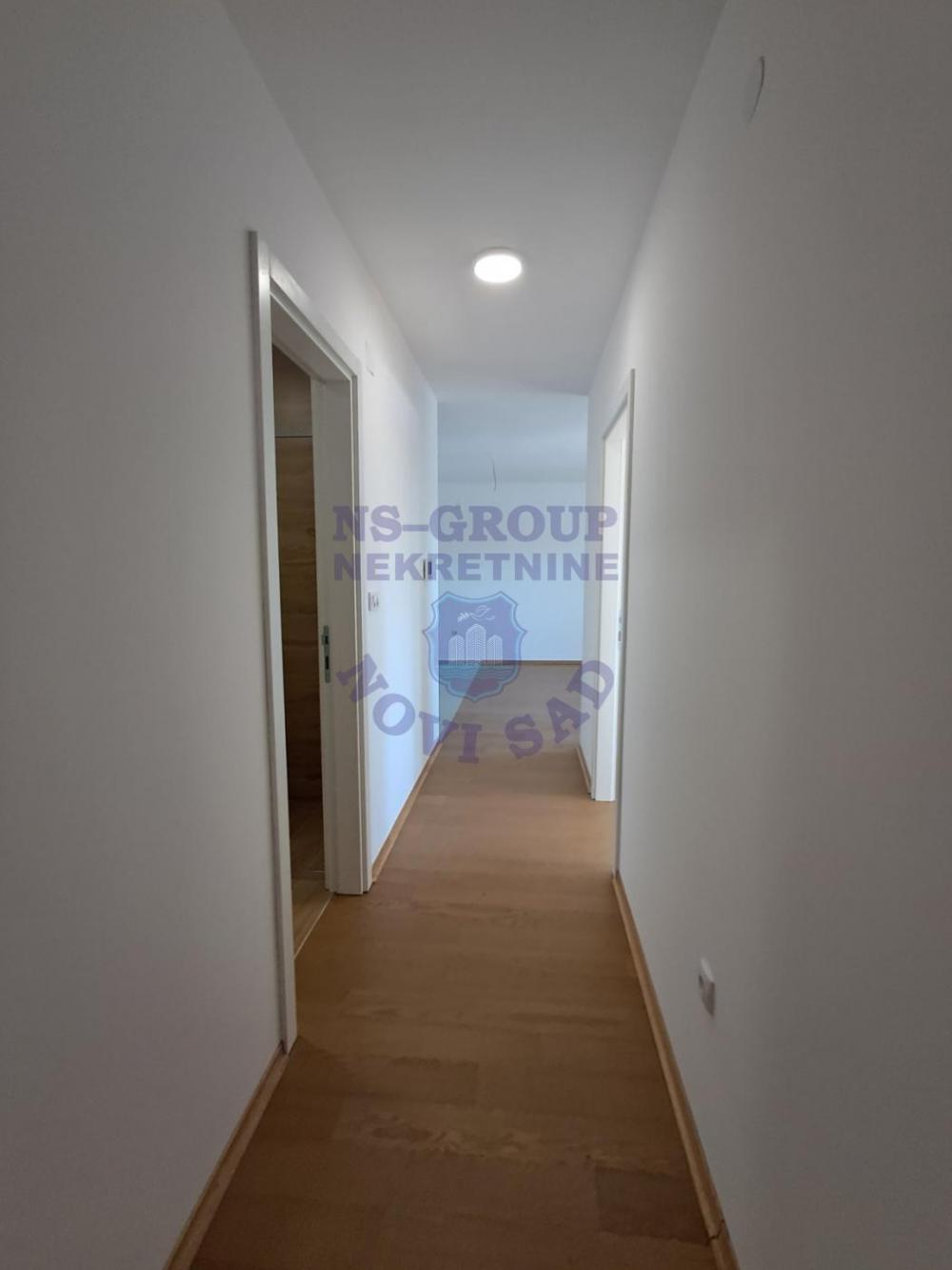 Slika 5 - Trosoban, 62m2, Salajka (Partizanska ulica) Novi Sad, sa terasom, ima lift