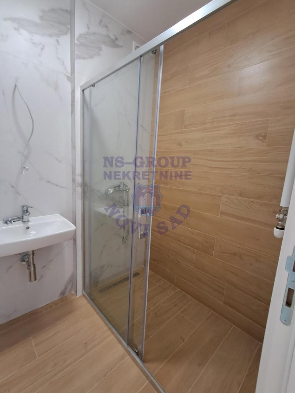 Slika 9 - Trosoban, 62m2, Salajka (Partizanska ulica) Novi Sad, sa terasom, ima lift