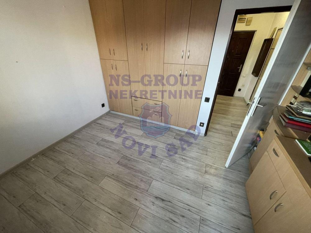 Slika 1 - Troiposoban, 73m2, Nova Detelinara Novi Sad, sa terasom, ima lift