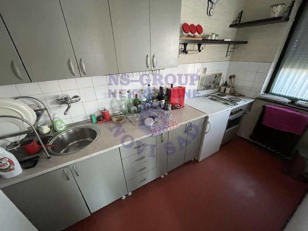 Slika 2 - Troiposoban, 73m2, Nova Detelinara Novi Sad, sa terasom, ima lift