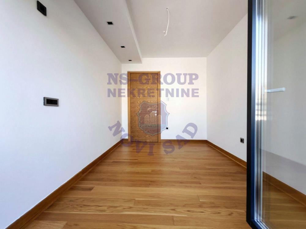 Slika 0 - Četvorosoban, 240m2, Adamovićevo naselje Novi Sad, sa terasom, ima lift