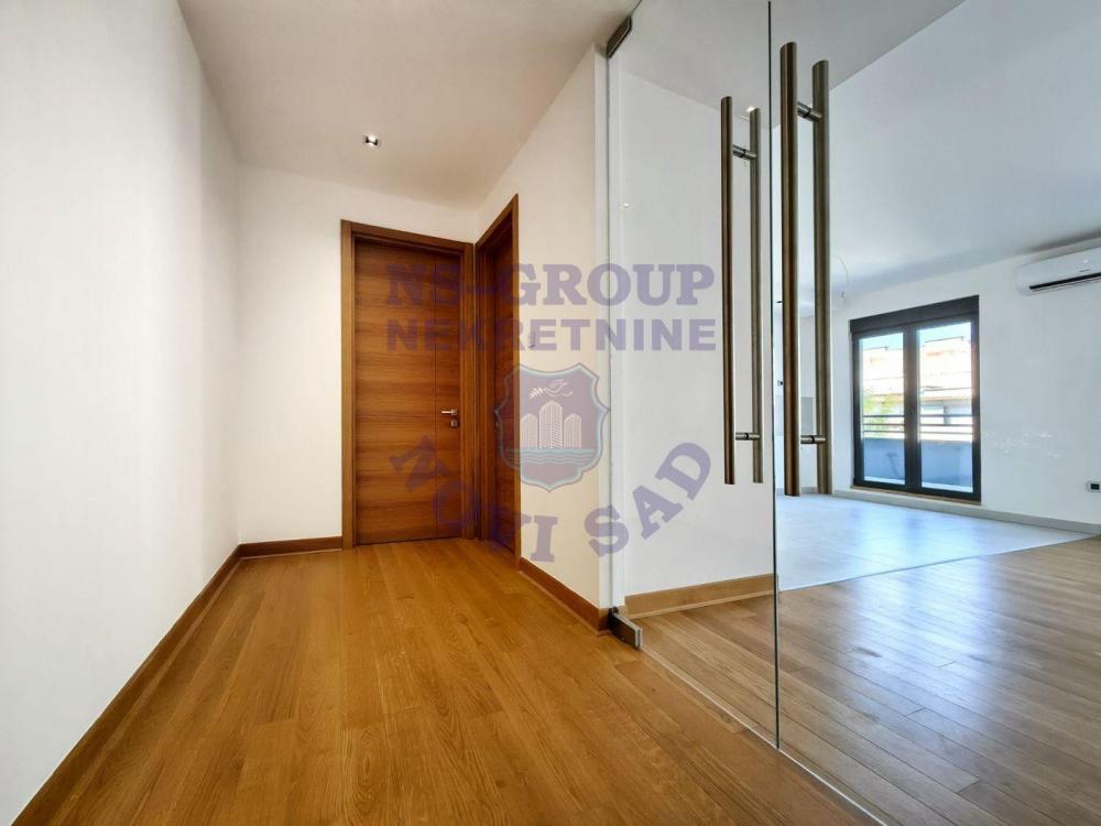 Slika 8 - Četvorosoban, 240m2, Adamovićevo naselje Novi Sad, sa terasom, ima lift