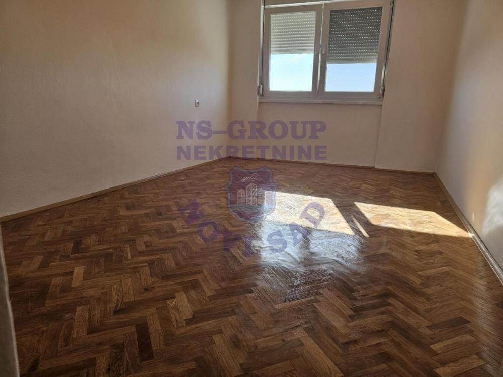 Slika 5 - Dvosoban, 43m2, Adamovićevo naselje Novi Sad, sa terasom