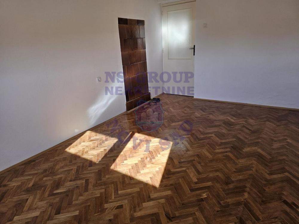 Slika 6 - Dvosoban, 43m2, Adamovićevo naselje Novi Sad, sa terasom