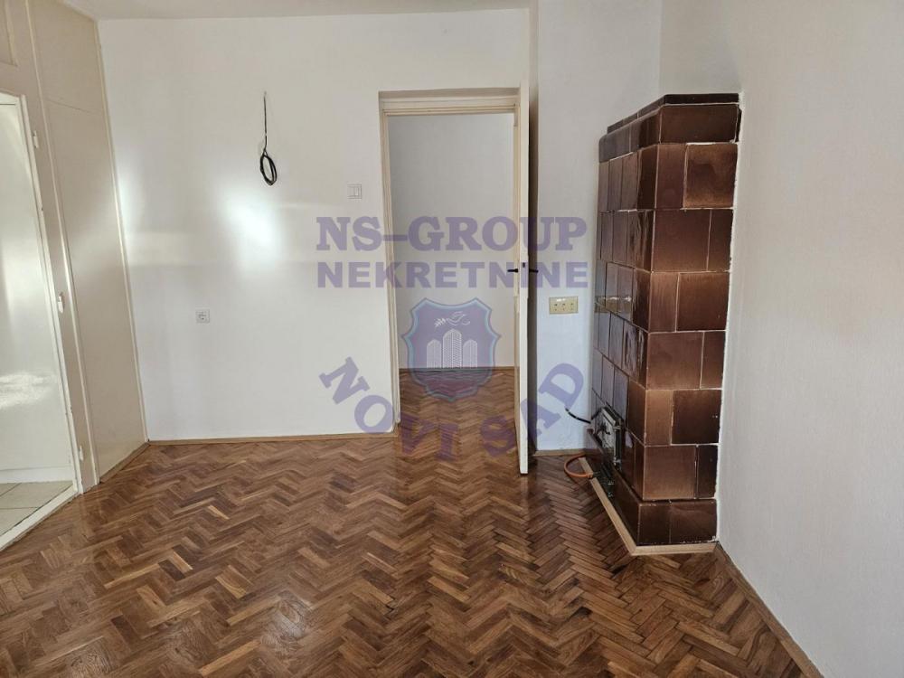 Slika 2 - Dvosoban, 43m2, Adamovićevo naselje Novi Sad, sa terasom